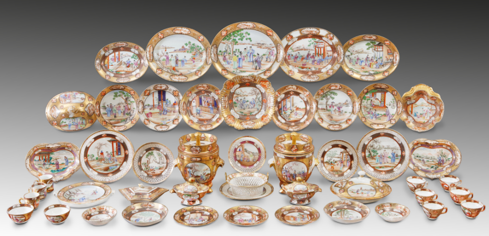 “外銷瓷”是指我國(guó)生產(chǎn)的，專門銷往國(guó)外的瓷器，清代“一口通商”時(shí)期，中國(guó)瓷器遠(yuǎn)銷歐美，對(duì)歐美人民生活影響深遠(yuǎn)。這一時(shí)期輸出的瓷器種類眾多，有粉彩、廣彩、青花、五彩等，器物造型及紋飾圖案既保留了中國(guó)制瓷藝術(shù)的傳統(tǒng)特征，又汲取了歐美的藝術(shù)精華，從而燒制出了大量精美的瓷器。圖為清乾隆廣彩“洛克菲勒”餐具，這是一套洛克菲勒餐具，由盤、碟、碗、杯、冰壺、蓋盅等組成。（來源：廣州十三行博物館）