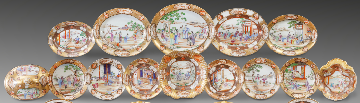 圖為清乾隆廣彩“洛克菲勒”餐具細(xì)節(jié)圖，美國(guó)洛克菲勒家族曾大量購(gòu)藏該類廣彩瓷，因此收藏界將此種紋飾風(fēng)格的廣彩瓷稱之為洛克菲勒瓷。（來源：廣州十三行博物館）