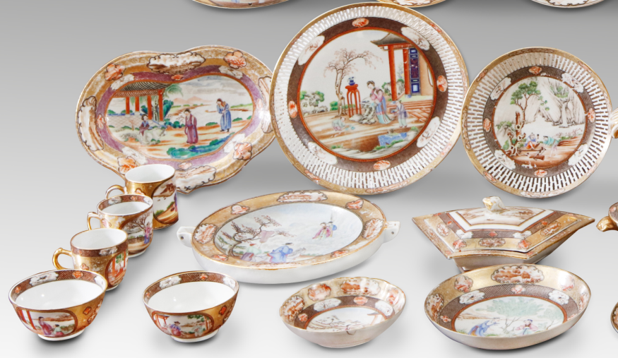 圖為清乾隆廣彩“洛克菲勒”餐具細(xì)節(jié)圖，該類廣彩瓷邊飾多用茄色織鯊魚皮錦地，間繪花鳥紋，主題圖案多為庭院人物紋。（來源：廣州十三行博物館）