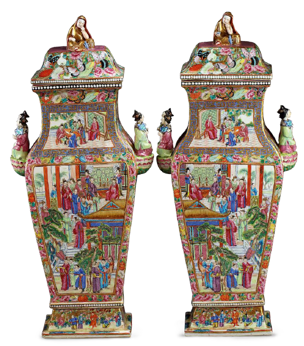 圖為清道光廣彩開光花蝶人物紋雙人耳方口扁瓶（一對）。（來源：廣州十三行博物館）