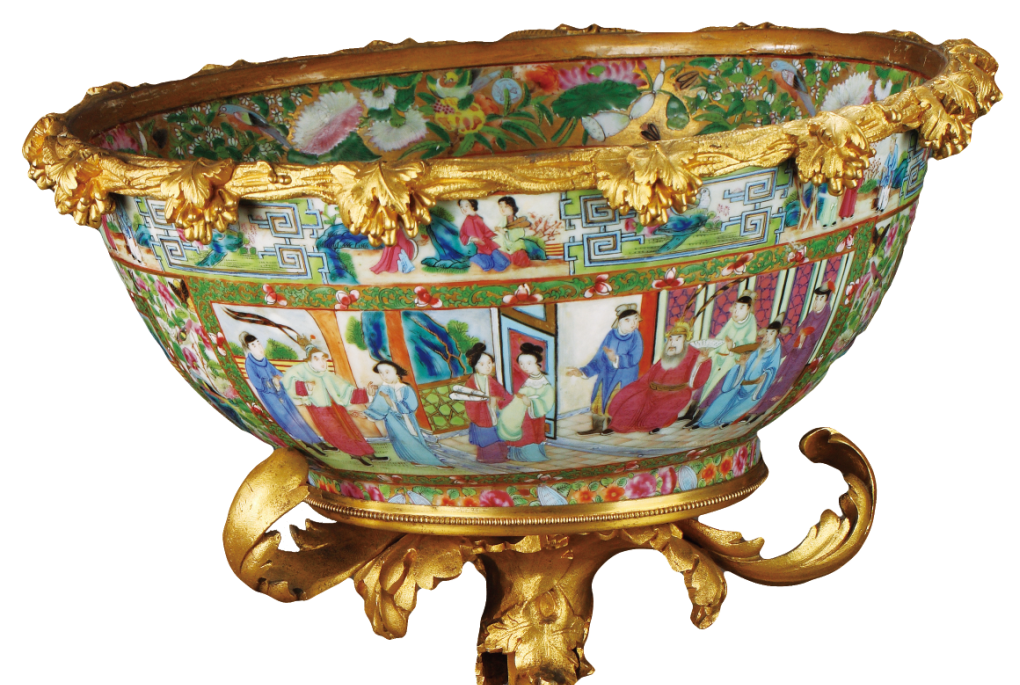 圖為清道光廣彩描金花鳥人物紋鑲天使銅座大碗細(xì)節(jié)圖，內(nèi)口沿以花鳥瓜果紋作裝飾帶，內(nèi)壁及碗底皆繪人物故事圖。外口沿繪庭院人物圖及開窗花鳥紋。外壁開兩大窗繪人物故事圖，圈足飾花卉紋一周。（來(lái)源：廣州十三行博物館）