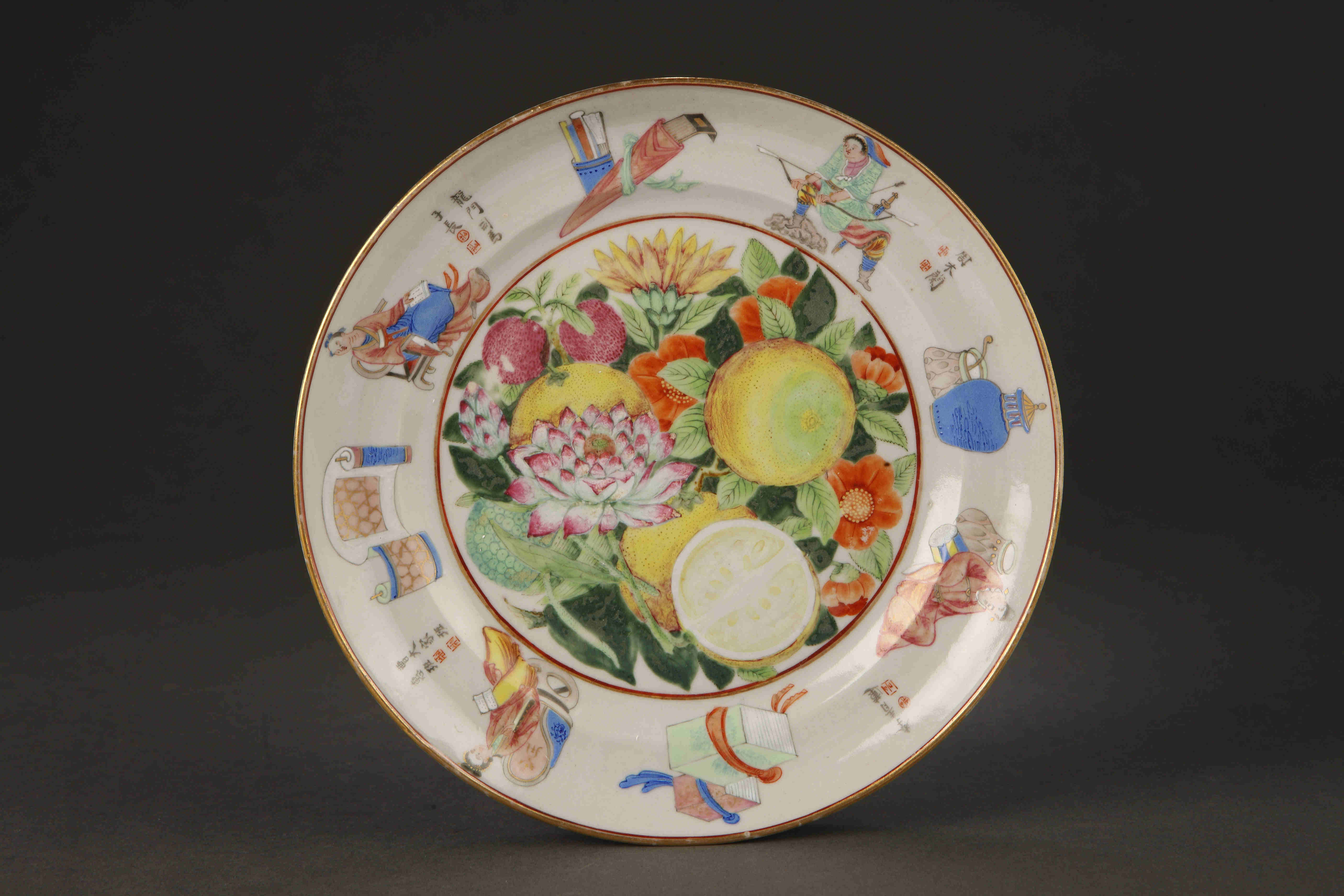 “外銷瓷”是指我國(guó)生產(chǎn)的，專門銷往國(guó)外的瓷器，清代“一口通商”時(shí)期，中國(guó)瓷器遠(yuǎn)銷歐美，對(duì)歐美人民生活影響深遠(yuǎn)。這一時(shí)期輸出的瓷器種類眾多，有粉彩、廣彩、青花、五彩等，器物造型及紋飾圖案既保留了中國(guó)制瓷藝術(shù)的傳統(tǒng)特征，又汲取了歐美的藝術(shù)精華，從而燒制出了大量精美的瓷器。圖為清道光廣彩描金《無雙譜》花果紋碟。（來源：廣州十三行博物館）