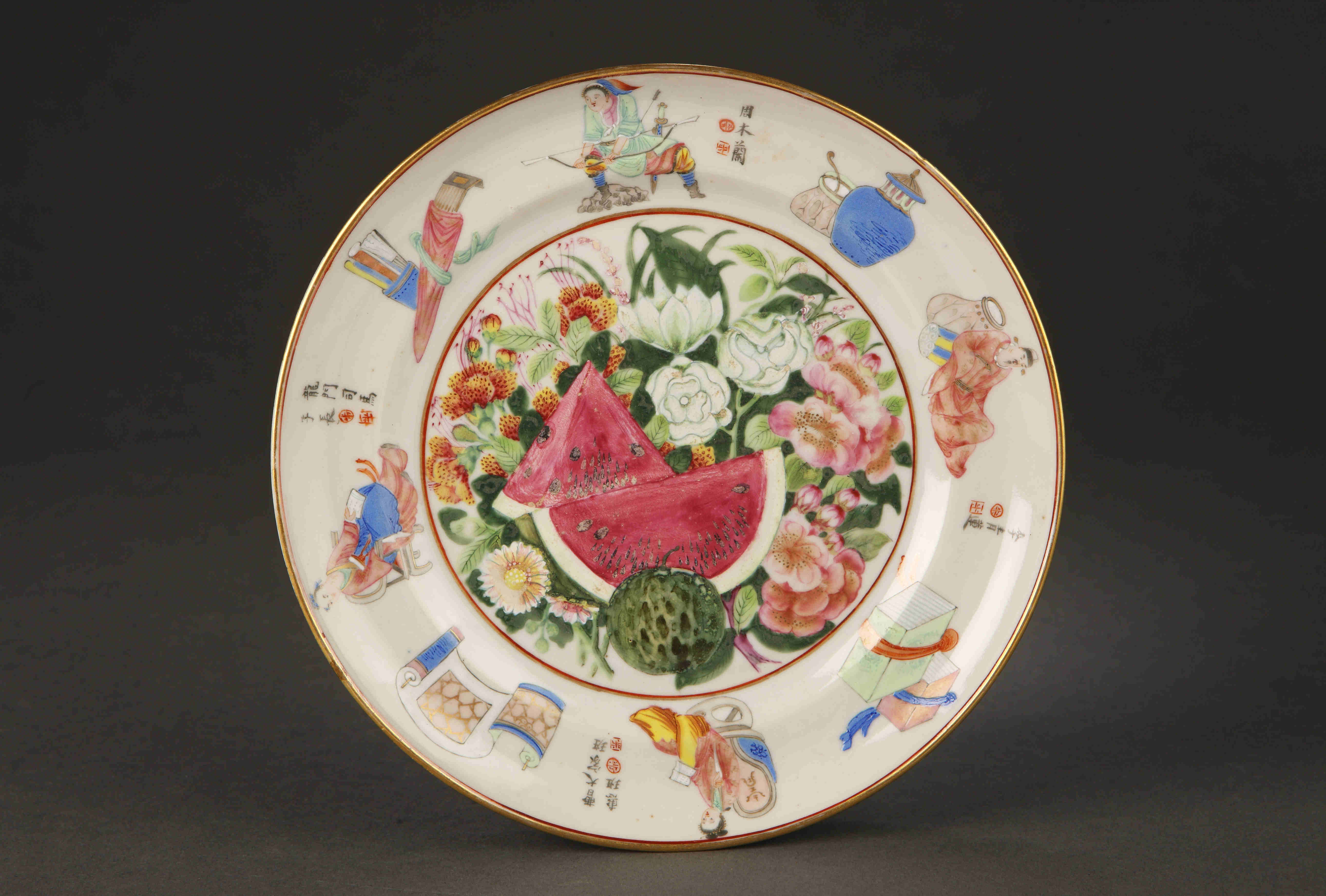 圖為清道光廣彩描金《無雙譜》花果紋碟。這是一套《無雙譜》碟，共12件，邊飾相同，皆繪《無雙譜》紋。碟心繪嶺南佳果圖，有荔枝、菠蘿、香蕉、楊桃等，描繪寫實(shí)，色彩艷麗。（來源：廣州十三行博物館）