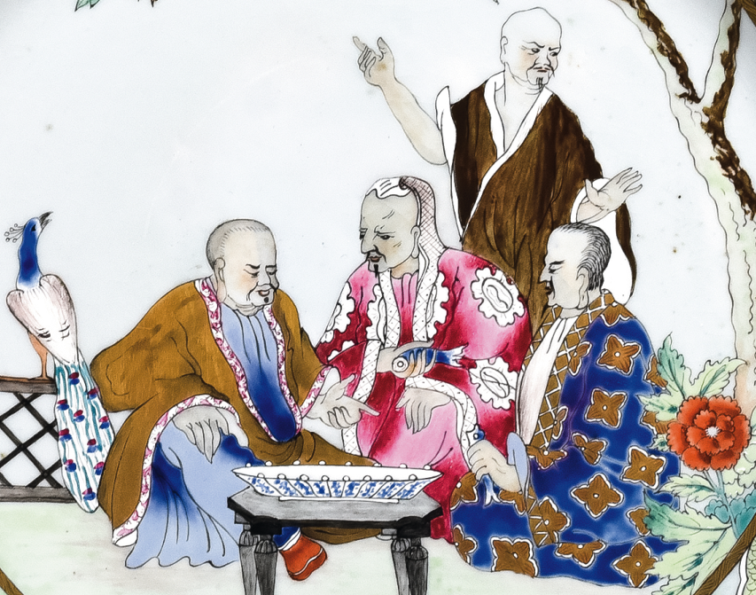 圖為清中期廣彩人物紋大碟細(xì)節(jié)圖，此碟紋飾是荷蘭著名設(shè)計(jì)師考納利斯. 普朗克（Cornelis Pronk）設(shè)計(jì)的“博士圖”。也有學(xué)者認(rèn)為該設(shè)計(jì)源自中國的“三酸圖”。蘇東坡曾與黃庭堅(jiān)、佛印禪師共同品嘗唐代名醋“桃花酸”，三人嘗醋后表情各不相同，從而代表了儒、釋、道的人生態(tài)度。儒家以為酸，佛家以為苦，道家以為甜。（來源：廣州十三行博物館）