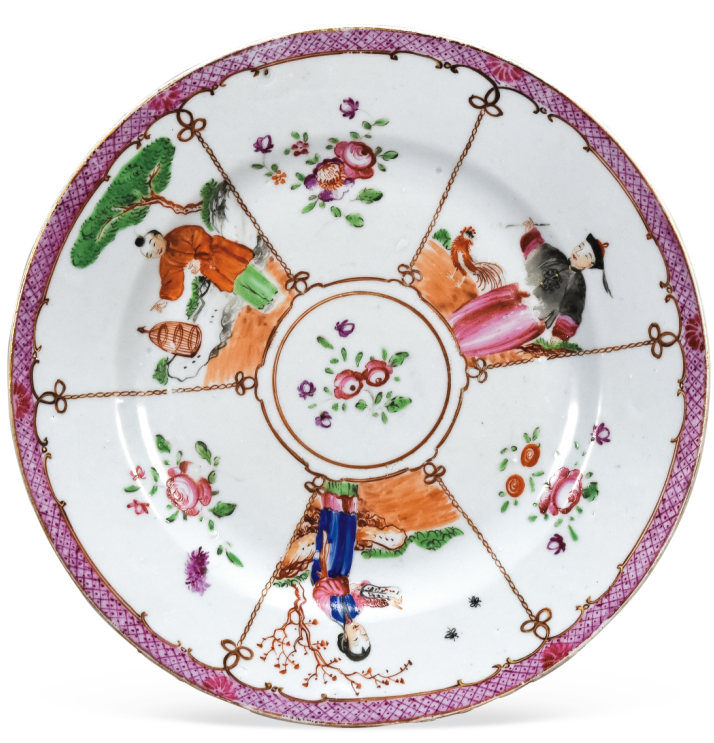 圖為清中期廣彩開光花卉人物紋碟。碟內(nèi)六個扇形開光分別繪人物、花卉紋，人物形象是廣彩常用紋飾圖案“滿大人合家歡”，只是此碟將合家歡圖案一分為三。（來源：廣州十三行博物館）