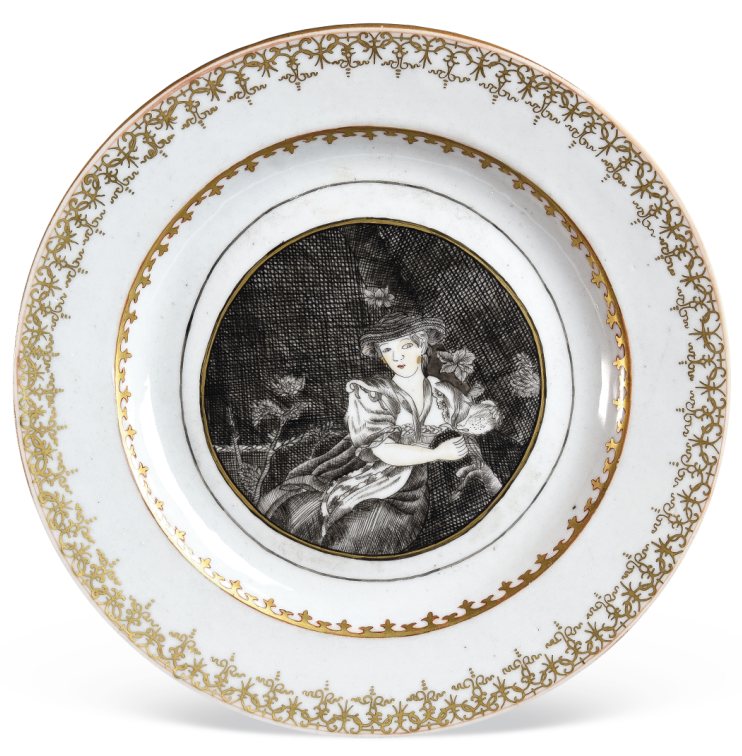 “外銷瓷”是指我國生產(chǎn)的，專門銷往國外的瓷器，清代“一口通商”時期，中國瓷器遠銷歐美，對歐美人民生活影響深遠。這一時期輸出的瓷器種類眾多，有粉彩、廣彩、青花、五彩等，器物造型及紋飾圖案既保留了中國制瓷藝術(shù)的傳統(tǒng)特征，又汲取了歐美的藝術(shù)精華，從而燒制出了大量精美的瓷器。圖為清乾隆墨彩描金西方女性圖碟。（來源：廣州十三行博物館）