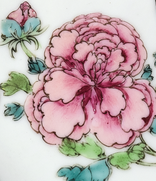 圖為清雍正廣彩“白云山人”碟細節(jié)圖，盛開的牡丹花。（來源：廣州十三行博物館）