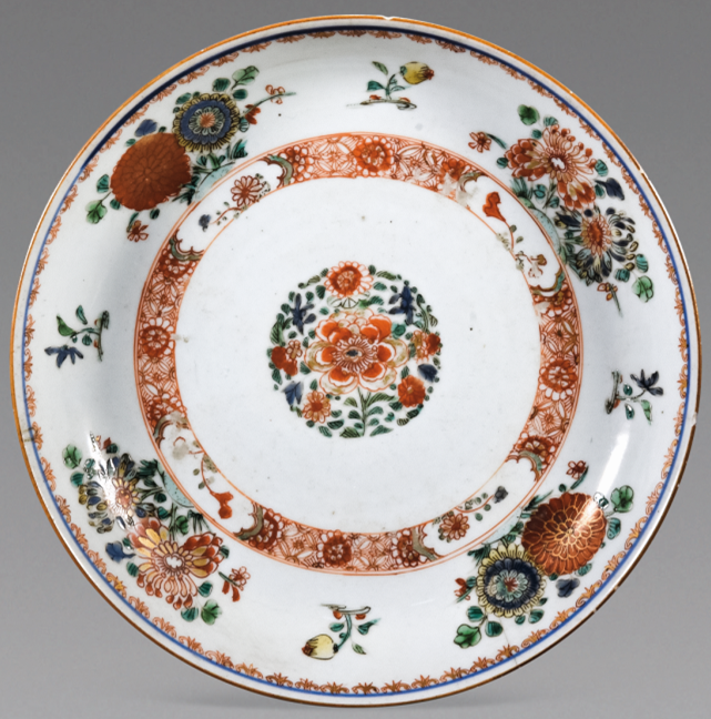 “外銷瓷”是指我國生產(chǎn)的，專門銷往國外的瓷器，清代“一口通商”時期，中國瓷器遠(yuǎn)銷歐美，對歐美人民生活影響深遠(yuǎn)。這一時期輸出的瓷器種類眾多，有粉彩、廣彩、青花、五彩等，器物造型及紋飾圖案既保留了中國制瓷藝術(shù)的傳統(tǒng)特征，又汲取了歐美的藝術(shù)精華，從而燒制出了大量精美的瓷器。圖為清代五彩花卉紋碟，五彩是在燒好的白釉上施彩，再燒制而成。由紅、黃、綠、藍(lán)、紫、黑等色繪畫組成，五彩其意是多種色彩，但并不局限于五