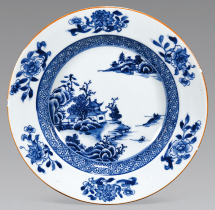 圖為清代青花山水樓閣紋碟，腹部飾青花錦地紋。碟心繪山水圖，畫中蒼松古木掩映亭臺(tái)樓閣，遠(yuǎn)處寶塔矗立，綠植環(huán)繞，河面一葉孤舟飄過。（來源：廣州十三行博物館）