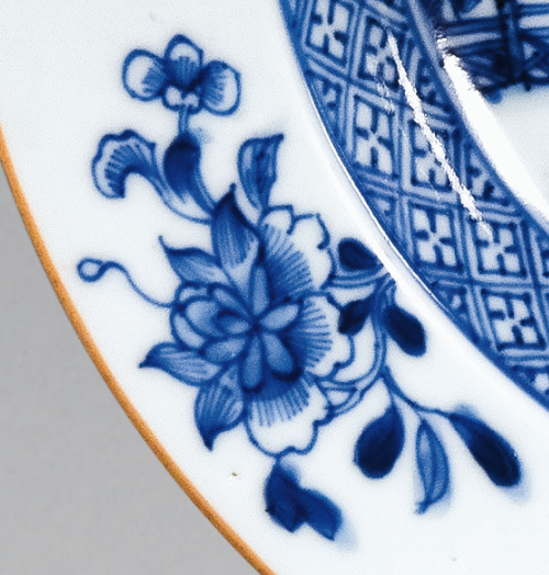 圖為清代青花山水樓閣紋碟細(xì)節(jié)圖，碟沿為青花繪折枝花卉圖。（來源：廣州十三行博物館）