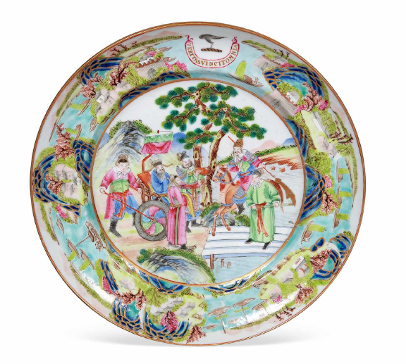 “外銷瓷”是指我國生產(chǎn)的，專門銷往國外的瓷器，清代“一口通商”時期，中國瓷器遠銷歐美，對歐美人民生活影響深遠。這一時期輸出的瓷器種類眾多，有粉彩、廣彩、青花、五彩等，器物造型及紋飾圖案既保留了中國制瓷藝術(shù)的傳統(tǒng)特征，又汲取了歐美的藝術(shù)精華，從而燒制出了大量精美的瓷器。圖為清嘉慶廣彩山水人物紋章碟。（來源：廣州十三行博物館）