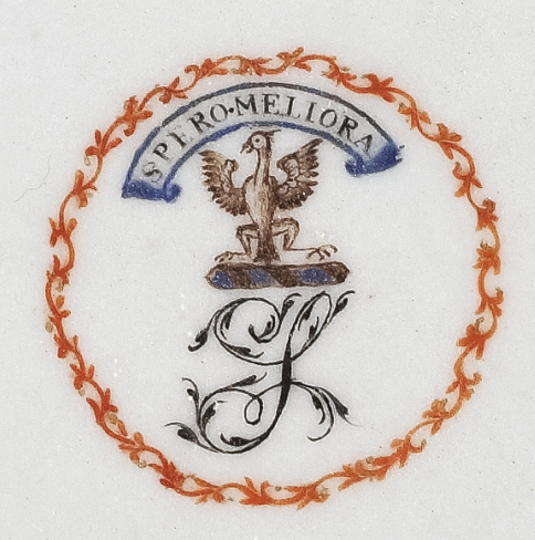 圖為清嘉慶廣彩描金花卉人物紋章溫盤細節(jié)圖，盤心繪紋章。（來源：廣州十三行博物館）