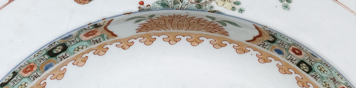 圖為清康熙Decker家族和Watkins家族聯(lián)姻紋章大盤細(xì)節(jié)圖，內(nèi)圈金彩飾瓔珞紋。（來源：廣州十三行博物館）