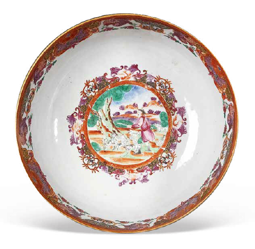 圖為清乾隆廣彩錦地開光洋人狩獵圖潘趣碗俯視圖，該碗紋飾中西結(jié)合，色彩豐富艷麗，是乾隆時(shí)期廣彩的典型風(fēng)格。（來源：廣州十三行博物館）