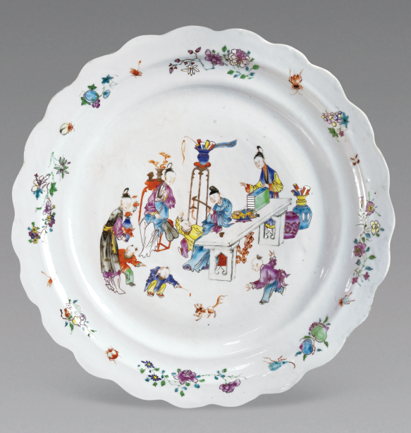 圖為清雍正廣彩嬰戲紋花口碟，通碟施白釉，碟沿對稱繪四組折枝花卉。（來源：廣州十三行博物館）