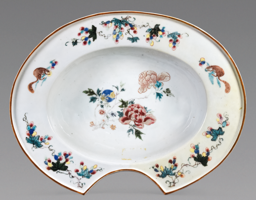 “外銷(xiāo)瓷”是指我國(guó)生產(chǎn)的，專(zhuān)門(mén)銷(xiāo)往國(guó)外的瓷器，清代“一口通商”時(shí)期，中國(guó)瓷器遠(yuǎn)銷(xiāo)歐美，對(duì)歐美人民生活影響深遠(yuǎn)。這一時(shí)期輸出的瓷器種類(lèi)眾多，有粉彩、廣彩、青花、五彩等，器物造型及紋飾圖案既保留了中國(guó)制瓷藝術(shù)的傳統(tǒng)特征，又汲取了歐美的藝術(shù)精華，從而燒制出了大量精美的瓷器。圖為清中期粉彩花卉紋剃須盤(pán)。（來(lái)源：廣州十三行博物館）