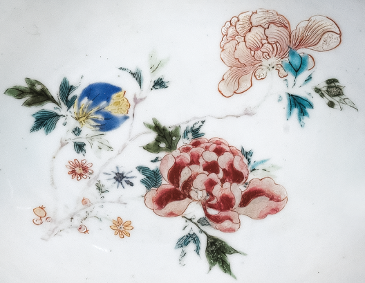 圖為清中期粉彩花卉紋剃須盤(pán)細(xì)節(jié)圖，盤(pán)心主題紋飾為花卉圖。（來(lái)源：廣州十三行博物館）
