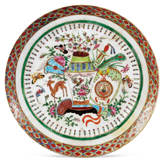 圖為清宣統(tǒng)廣彩博古紋章盤，盤沿飾織錦紋，盤心為博古圖案裝飾，花瓶環(huán)飾蝙蝠、蝴蝶、鹿、壽字、卷軸等吉祥圖案，蝙蝠口銜詹姆斯·凱勒家族紋章。（來源：廣州十三行博物館）