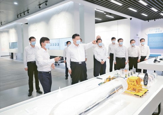 2023年7月5日至7日，中共中央總書記、國家主席、中央軍委主席習(xí)近平在江蘇考察。這是5日下午，習(xí)近平在蘇州工業(yè)園區(qū)考察。 新華社記者 鞠鵬/攝