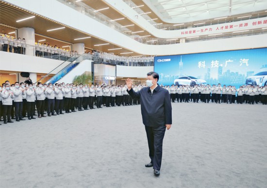 2023年4月10日至13日，中共中央總書記、國家主席、中央軍委主席習(xí)近平在廣東考察。這是12日下午，習(xí)近平在廣汽研究院向職工們揮手致意。 新華社記者 鞠鵬/攝